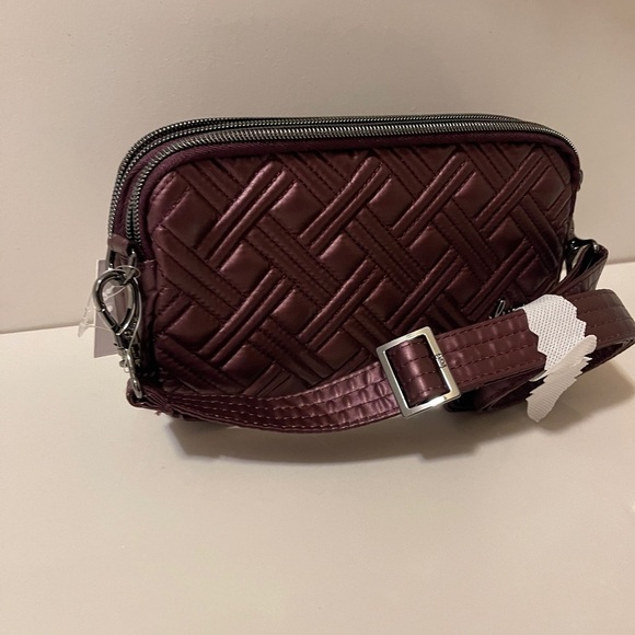 Lug Quilted RFID Convertible
Crossbody. Coupe 2. New Can attached to your belt - Picture 15 of 16
